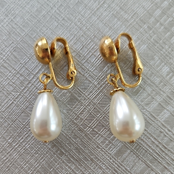 Jewelry - Vtg Pearl Drop Earrings